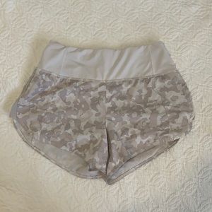 ATHLETA running free printed short 3.5”